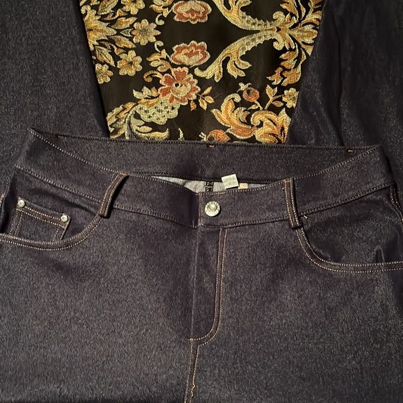 Skinny fit denim Capri’s, like new condition. - Picture 2 of 5